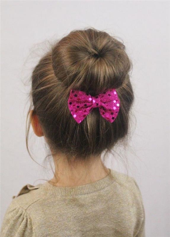 Balerinos bandelės šukuosena mergaitei, lengva šukuosena vidutinio plauko, rožinė juostelė