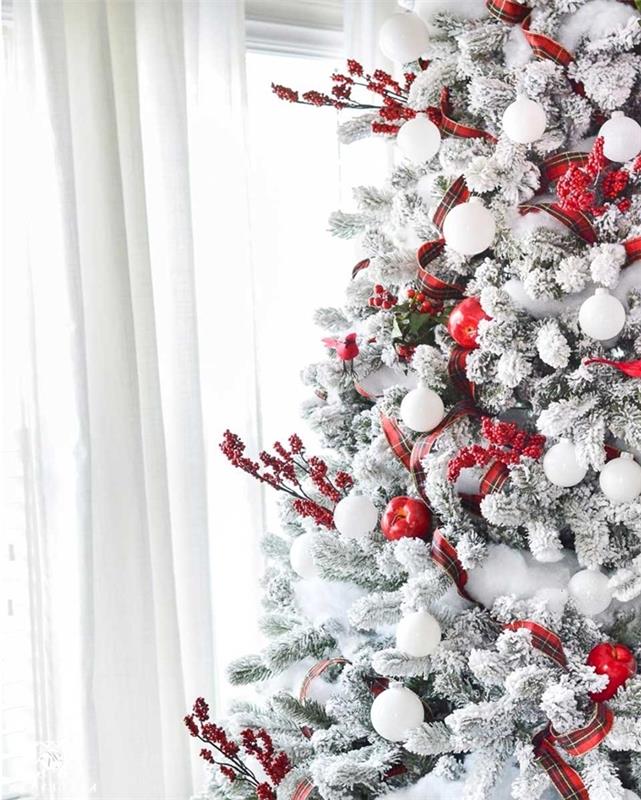 raudonos juostelės raudonos uogų šakos Kalėdų eglutės idėja klasikine balta ir raudona netikro sniego tema