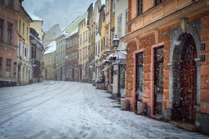 ücretsiz masaüstü duvar kağıdı fikri, karlı sokakları olan bir şehirde kış fotoğrafı, güzel eski şehir fotoğrafı