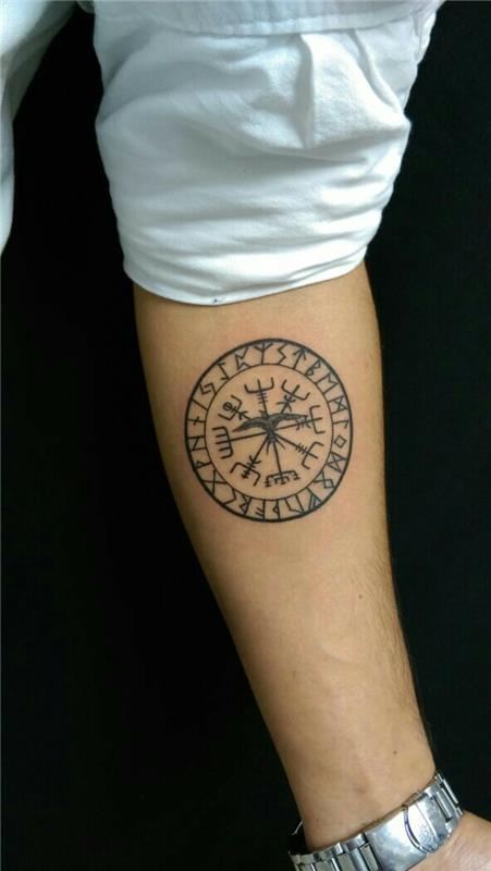 Puikus šiaurietiškas vikingų tatuiruotės simbolis apvalios simbolio tatuiruotė