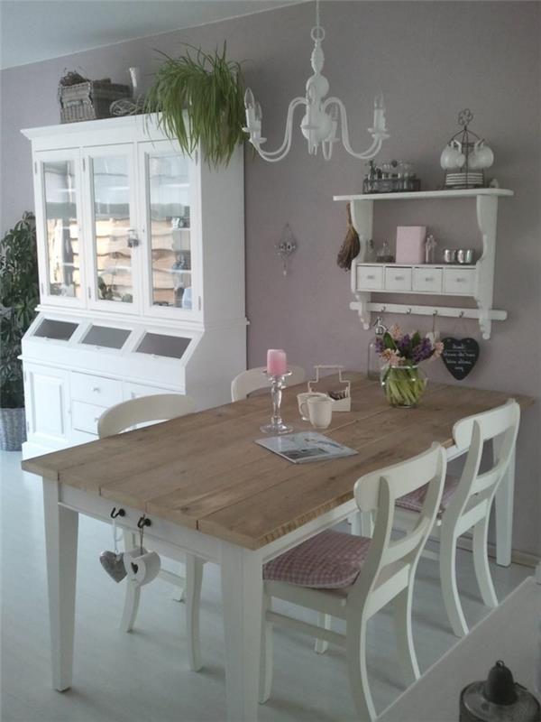 lesena miza in stoli, ideje za dekoracijo jedilne mize, plastični svečnik, cvetlični šopek, vijolične stene
