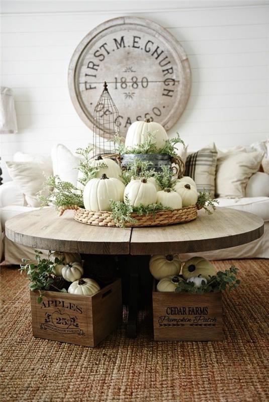 majhna okrogla, lesena klubska mizica, leseni pladenj, poln belih buč, ideje za dekoracijo jedilne mize, leseni zaboji