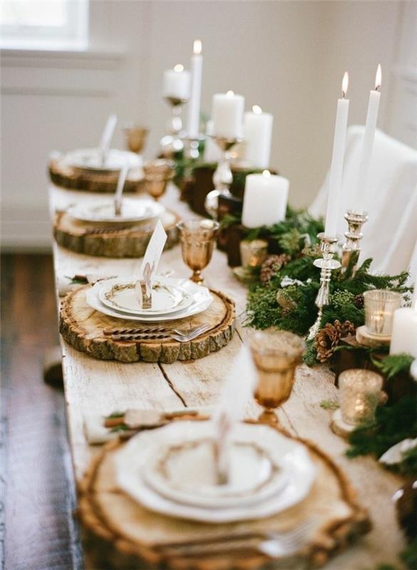 pladnji iz lesenih blokov, svečniki, ideje za dekoracijo jedilne mize, borove veje, namizni tekač