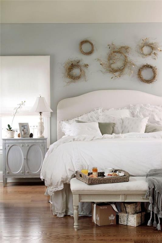 Bela postelja in svetlo siva stena, odtenek sive, katere barva se ujema s temno sivo