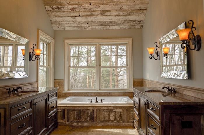 Okno s čudovitim rustikalnim pogledom bež kopalnica s stenami taupe, najlepša kopalnica v lesu in beli barvi