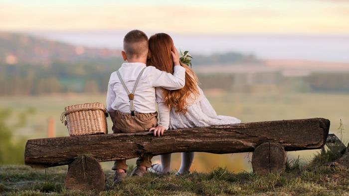 Doğa pikniğinde şirin çocuklar, aşkın güzel görüntüsü, sevgililer günün kutlu olsun aşkım aşkım benim romantik resmim