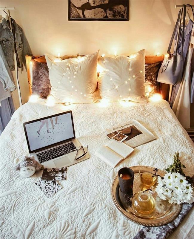 šviesi girliandos puošmena Jauki lova su balta antklode, atvira persirengimo patalpa, perdirbta galvūgalio galvutė, auksinis padėklas, bouuqet de fleurs žvakė, totoro žaislas