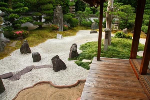 smėlio ir medžio-japonų-zen-sodas