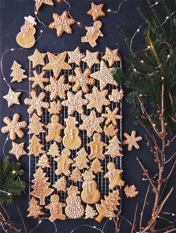 dekorasyon için kraliyet kremalı zencefilli geleneksel tarif ve kardan adam, Noel ağacı, yıldız ve kar şişesi motifli kurabiye üzerine çizilmiş şenlikli detaylar