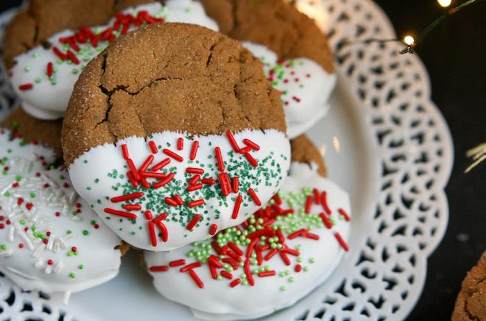 Tatlı krema ve kırmızı ve yeşil külçelerle süslenmiş yuvarlak Noel kurabiyesi, geleneksel tarif Noel atıştırmalıkları