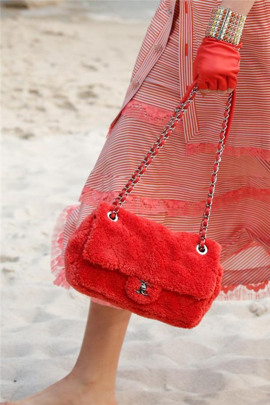 pliušinis raudonas krepšys, moteriškas kryžminis krepšys, dryžuota suknelė, raudonos pirštinės, apyrankė