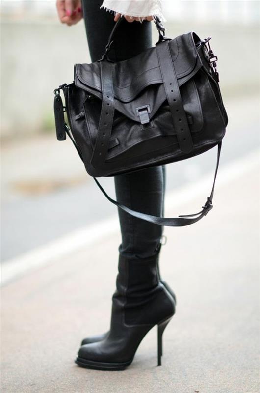 moteriški rankinės krepšiai juodais korsarais, dėvimi batai iki šlaunų aukščio