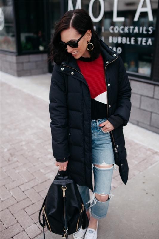 atsitiktinis prašmatnus vizija baltos, raudonos ir juodos spalvos moteriškoje žieminėje megztinėje, prie kurios suplyšę džinsai ir balti sportbačiai