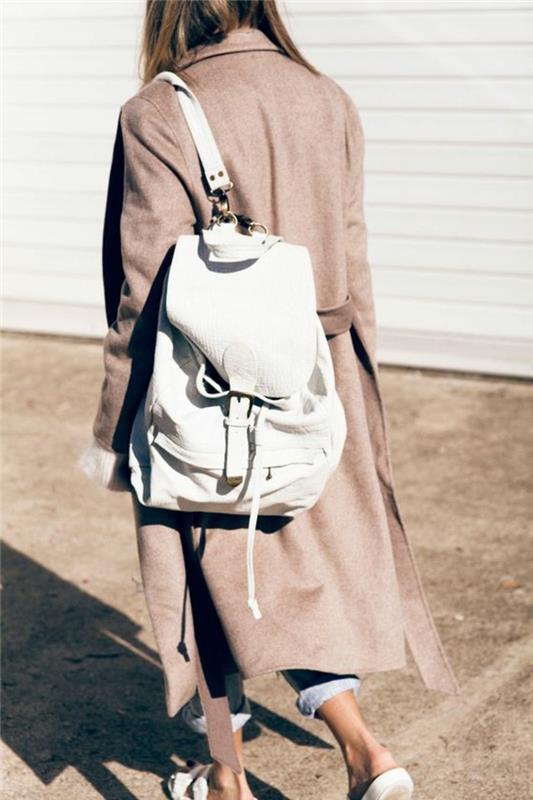 moteriškos kuprinės-tendencijos-moteriškose kuprinėse-smėlio spalvos-ilgas moters paltas