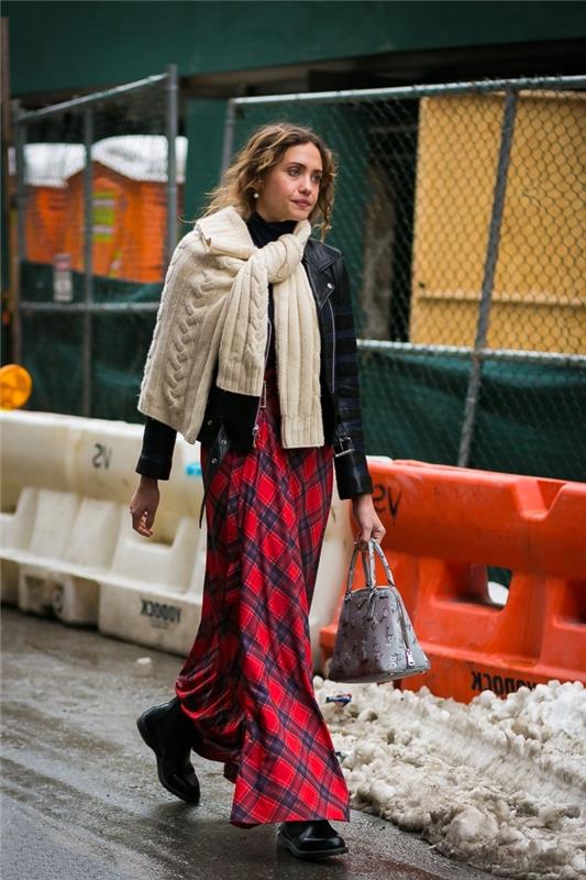 zimski ženski modni trend, eleganten videz v dolgem rdečem zimskem krilu v kombinaciji s suknjičem iz umetnega usnja in sivo torbico