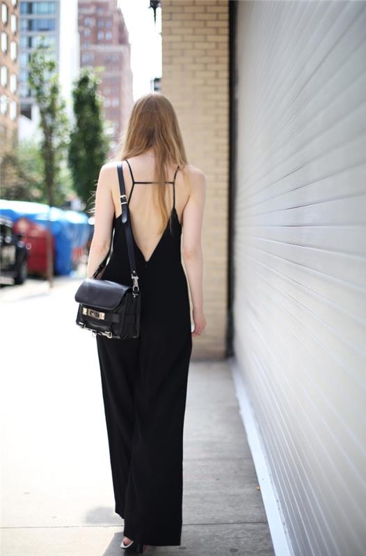 Çıplak sırtlı ve siyah bir çanta ile birleştirilmiş akıcı bir tasarıma sahip siyah bir kadın pantolonu örneği