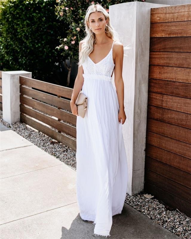 yaz kadını nasıl güzel giyinilir, beyaz renkte ince askılı ve v yakalı uzun elbise modeli