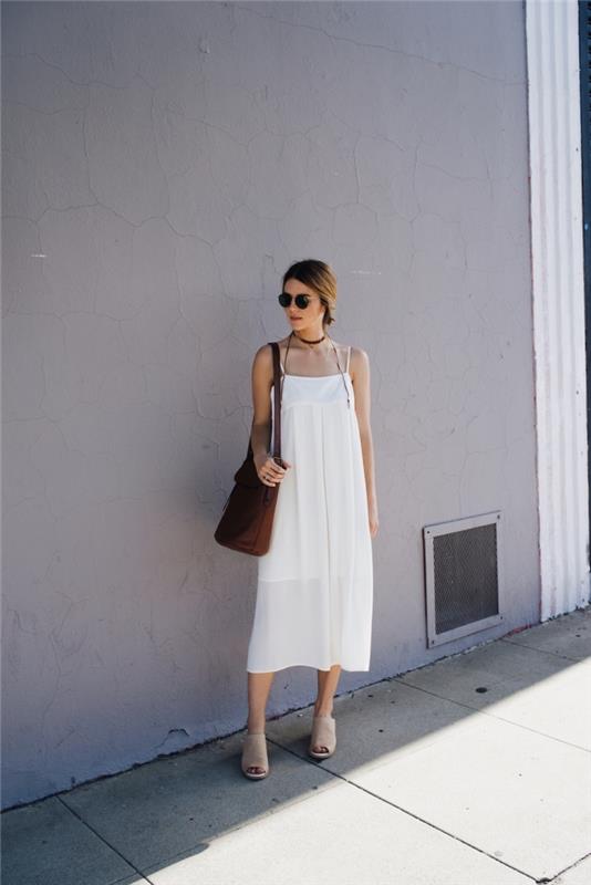 askılı uzun beyaz elbise, düz ayakkabılar ve aksesuarlar ile bohem elbiseli kadın için yaz kıyafeti fikri