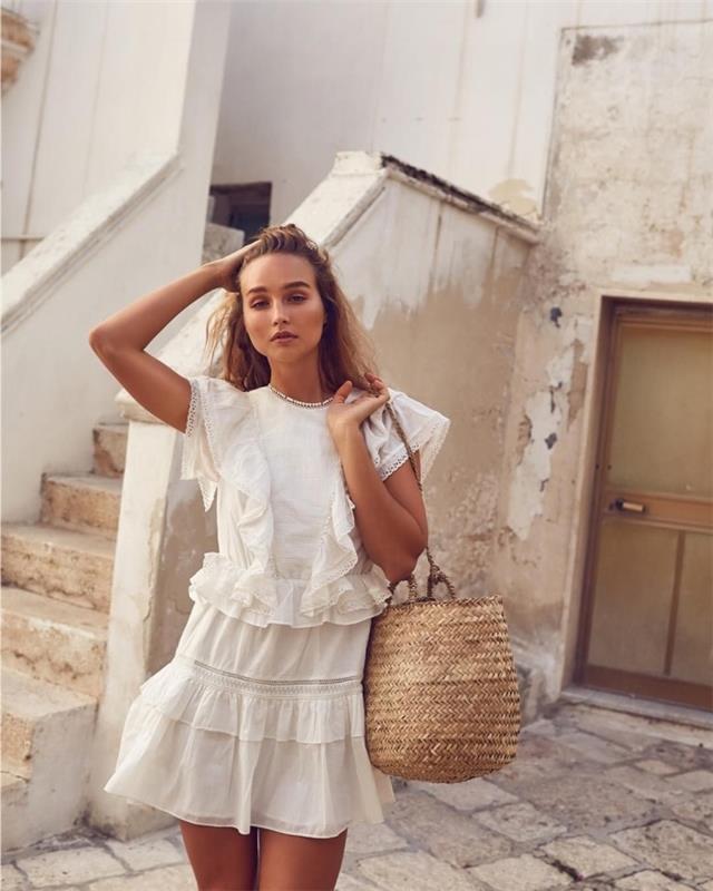 moda aksesuarı kadın trendi bitkisel elyaf, etek ve fırfırlı üst ile fikir kısa beyaz elbise, kestane üzerinde doğal süpürme