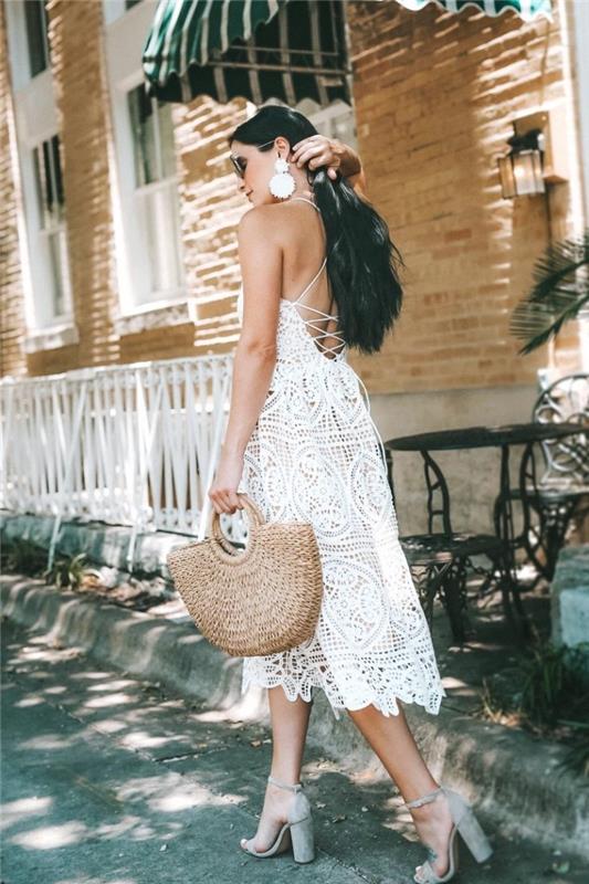 bitkisel elyaftan yüksek ayakkabılar ve aksesuarlar ile beyaz bohem bir elbise nasıl giyilir, yaz kadın görünümü