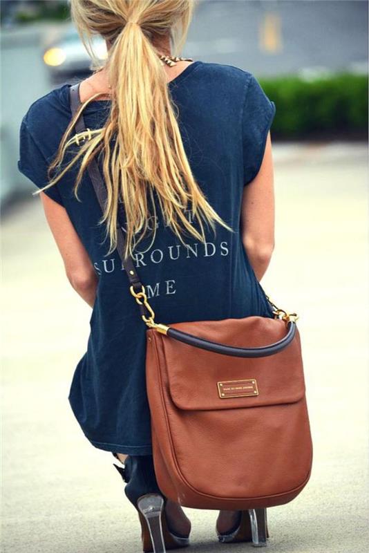 cool-camel-bag-for-a-casual-outfit