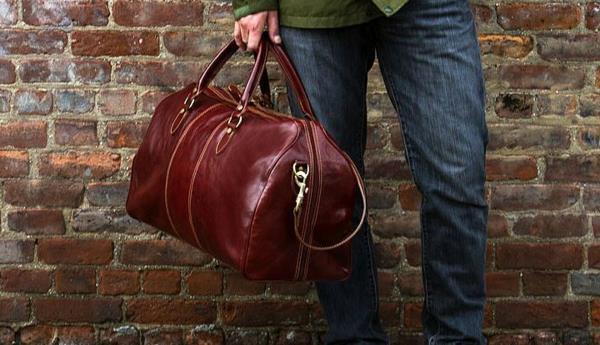 originalno-rdeče-usnjeno-potovalno-torbo-zanj-s-klasično-in-elegantno obliko