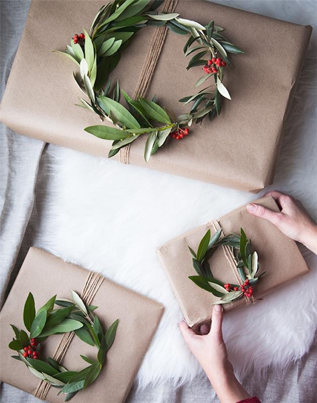 Božična darilna škatla iz kraft papirja in venec iz vejice s holly preprosto idejo za okrasitev daril, konopljina vrvica