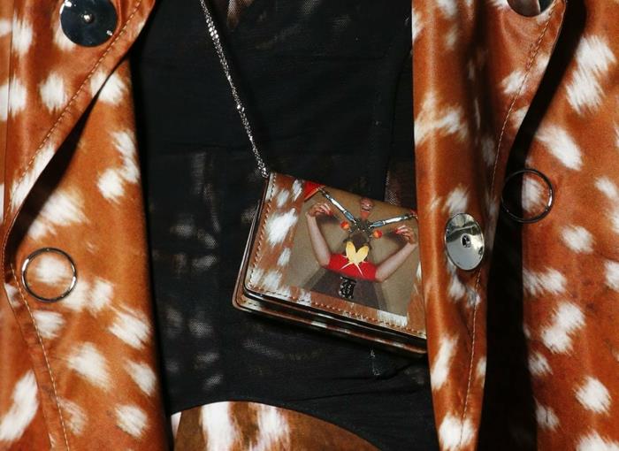 mažas stačiakampis krepšys su subtilia grandine, rudas paltas su baltomis dėmėmis, prabangus krepšio prekės ženklas