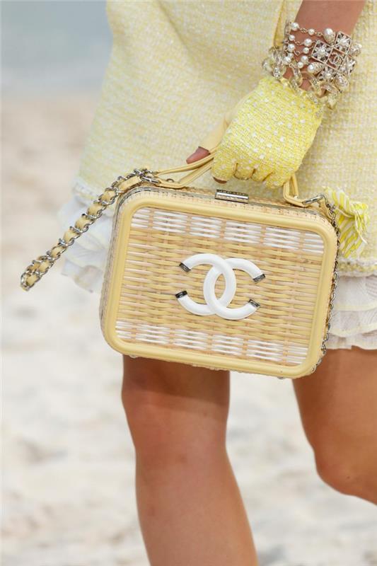 nešiokitės stačiakampį krepšį, krepšio stiliaus krepšį, geltoną pirštinę, apyrankę su baltais perlais