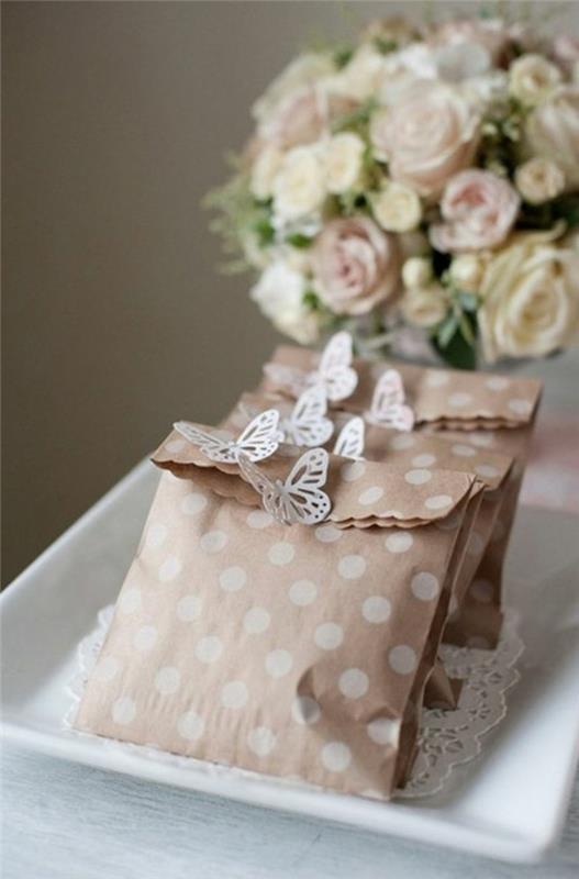düğün-misafirleri için kelebek-süslü-kraft-çantalar-tatlı-hediyeler