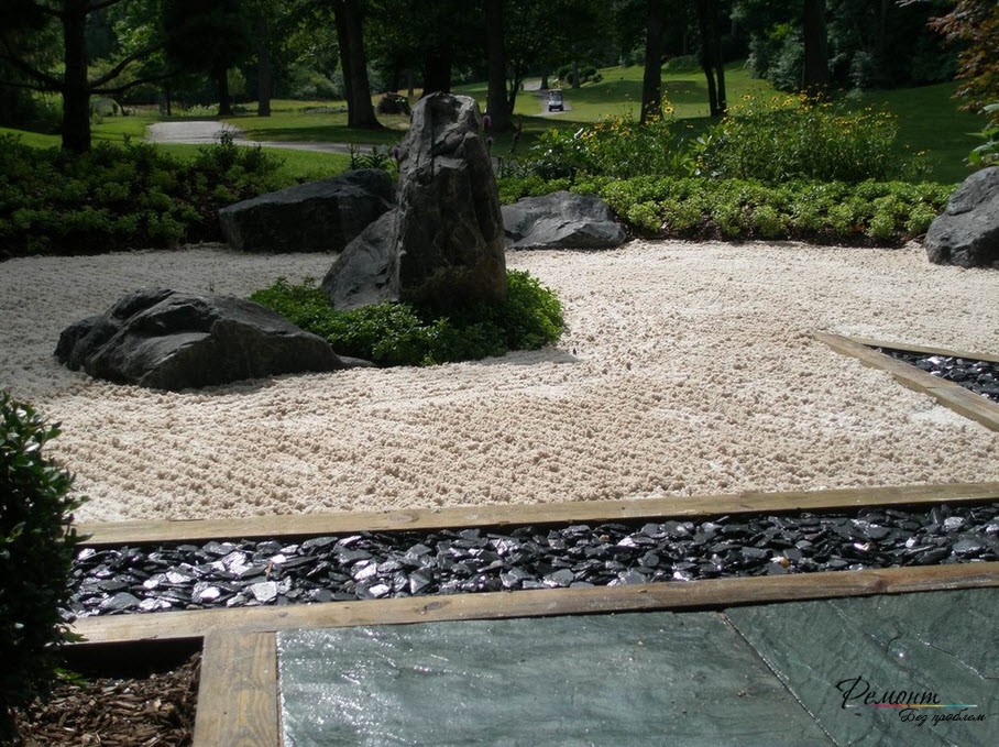 Piedras negras en el jardín