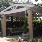 Za romantično zabavo je gazebo najbolje postaviti v zadnji del vrta.