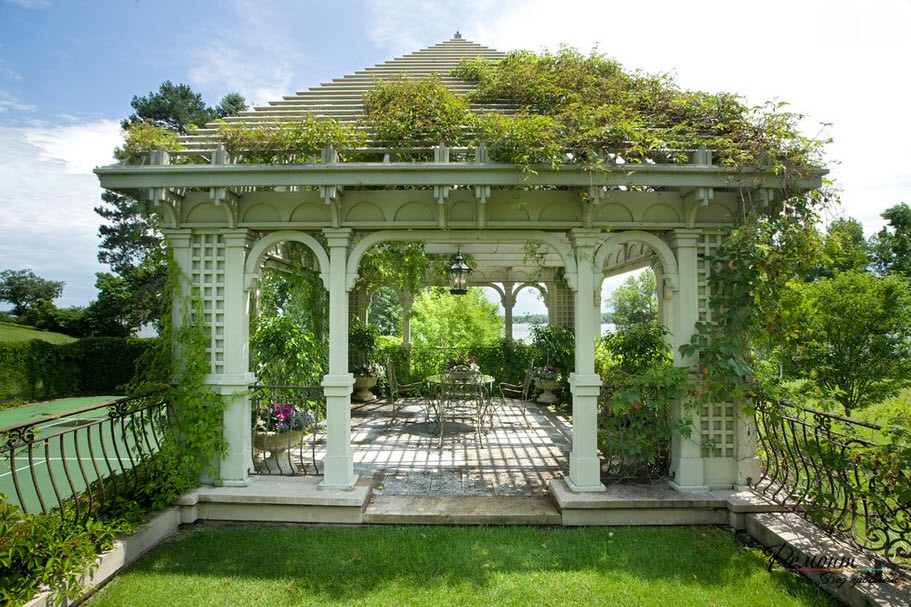 Lep velik gazebo, prepleten z zelenjem