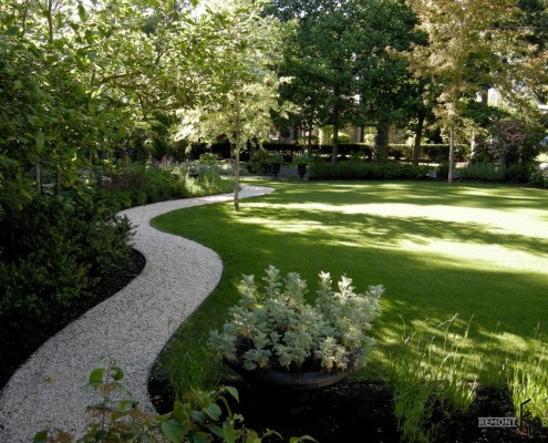 Sentiero del giardino di pacciamatura