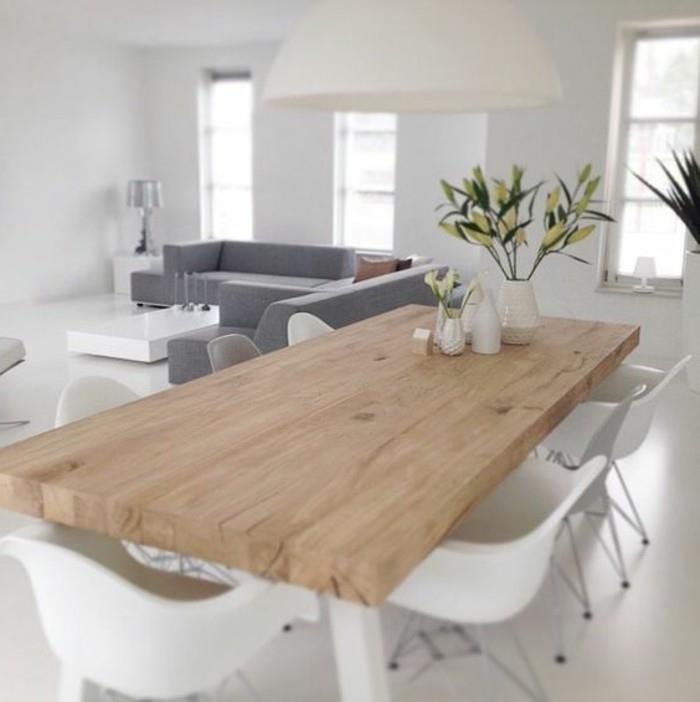 „Saloni modern e un'idea di arredamento con un tavolo di legno“ ir „sedie bianche“