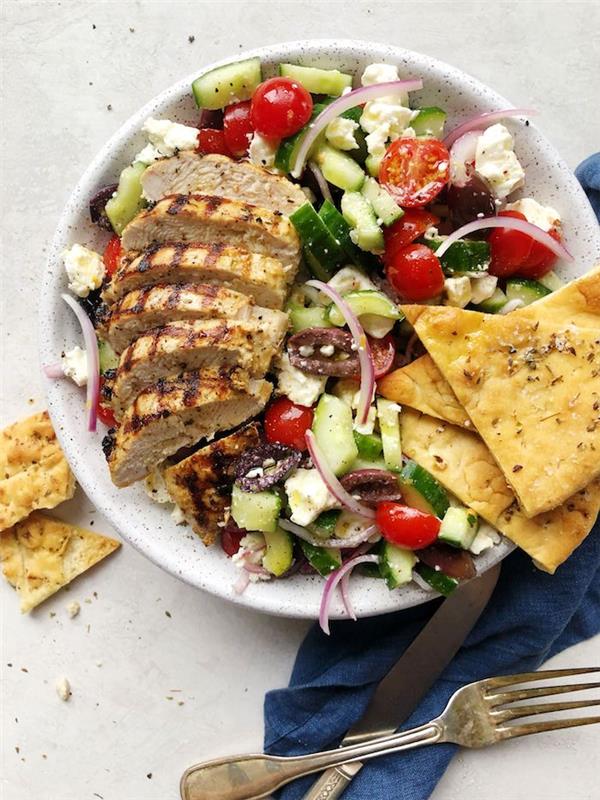 Graikiškos salotos su naan duona vištiena pomidorai agurkai svogūnai pipirai ir fetos sūris