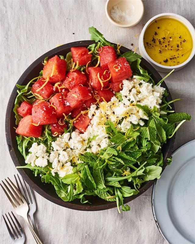 beyaz nane ve karpuz dilimleri ile roka salatası kolay ve romantik karışık salata