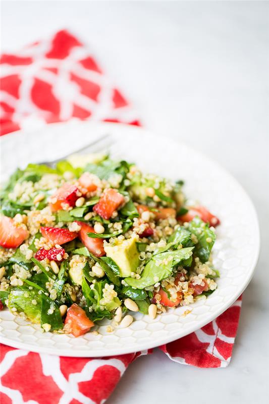 çilek kinoa ve diğer tohumlar ile ıspanak salatası