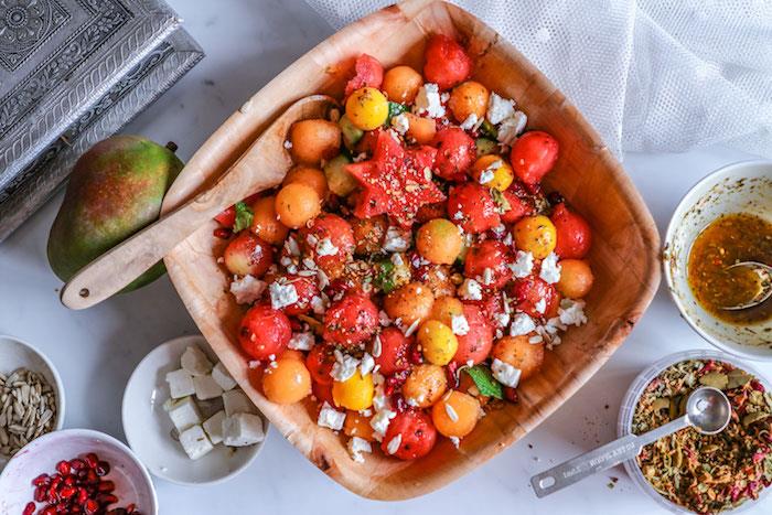 beyaz peynir kırıntıları ile süslenmiş mango ve taze otlu melong salatası Taze nane ile basit ve hızlı taze tarif