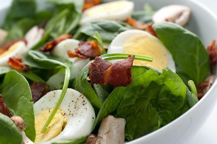 ıspanak salatası, domuz pastırması, haşlanmış yumurta, paskalya yemeği nasıl yapılır fikri, paskalya salatası, yemek tarifi