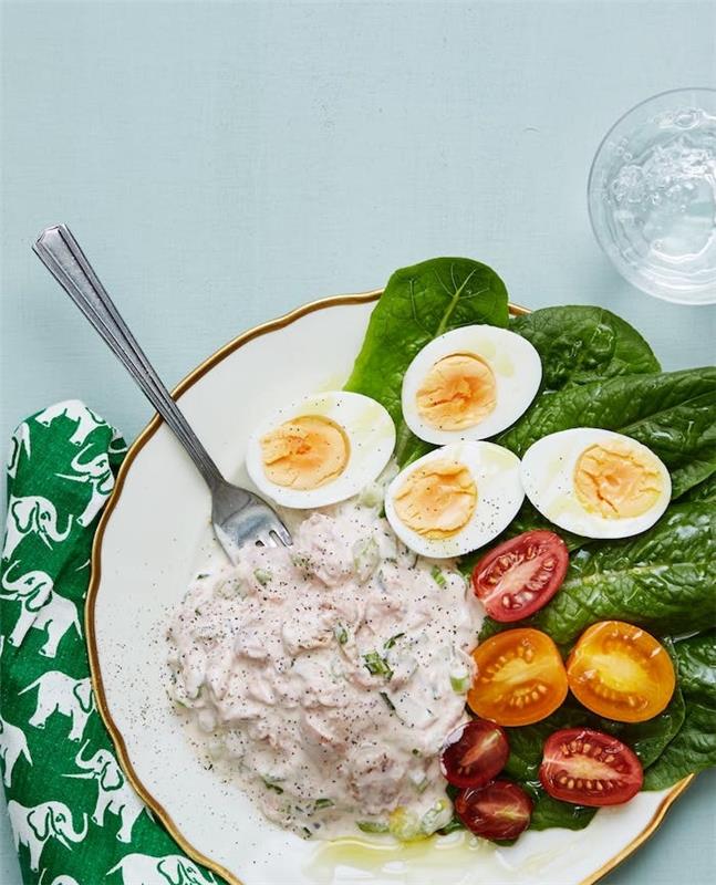 tuno salotų receptas su majonezu su romėnų salotomis, vyšniniais pomidorais ir kietai virtais kiaušiniais, lieknėjimo patiekalas