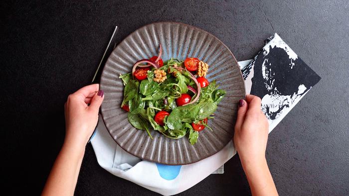 karışık salata mükemmel roka ıspanak kiraz domates bir tabakta ceviz öğle yemeği salatası olarak fikir
