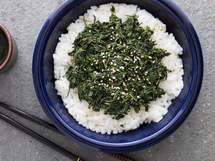 Lengvos ir originalios mišrios salotos su ryžiais, jūros dumbliais ir japonišku sezamo receptu
