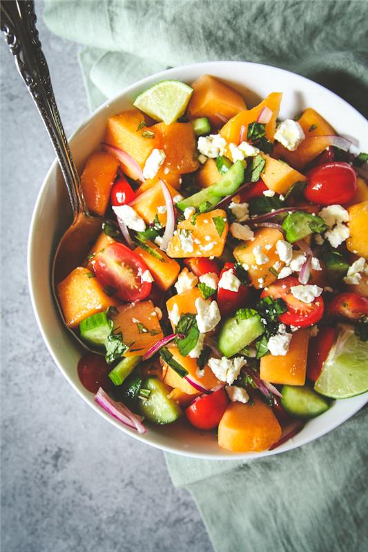 salatalık, domates, emelon küpleri ve beyaz peynir kırıntıları ile kolay ve orijinal bir salata, Yunan salatası versiyonu tarifi