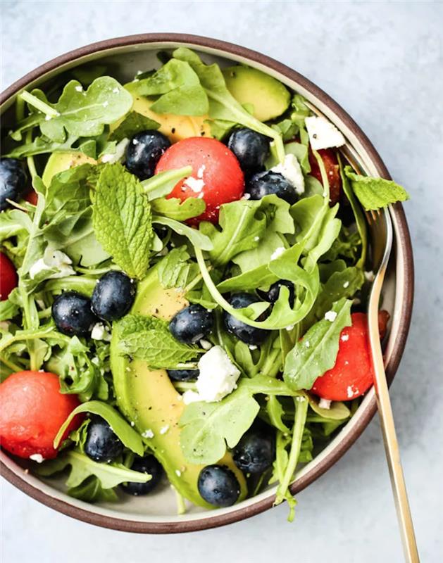 orijinal yaz salatası roka yaban mersini karpuz avokado beyaz peynir ile taze yaz salatası