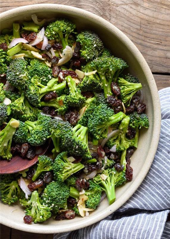 žiemos salotos su vynuogių brokoliais ir svogūnais paprastas ir lengvas receptas, patiekiamas dubenyje