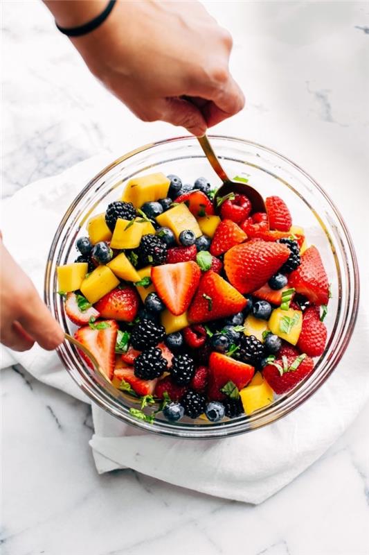 Hafif ve ferahlatıcı bir yaz meyve salatası, kırmızı meyveler, mango, limon suyu ve bal sosu hazırlamak için hızlı ve kolay tarif