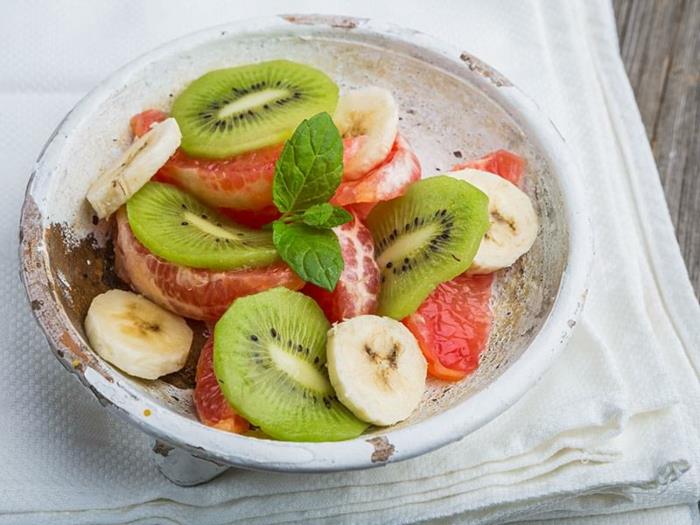 dubuo žieminių salotų, kiviai, bananai, greipfrutai, balta staltiesė, supjaustyti bananai, šviežių vaisių salotos