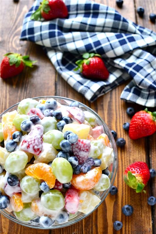 kremalı meyve salatası tarifi, çilek, beyaz üzüm, mandalina ve yaban mersini, yoğurtlu