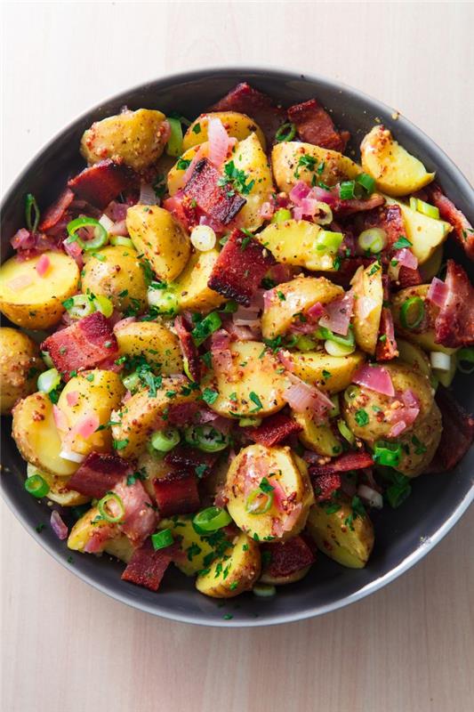 bulvių salotos su šonine ir prieskoniais supjaustytais svogūnais, recepto idėja tradiciniam kepsninei